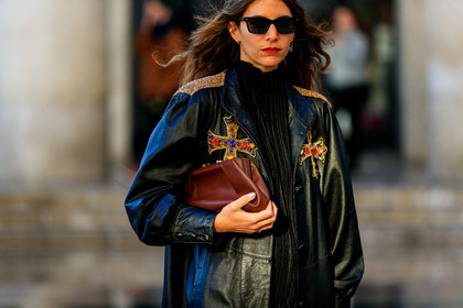 jen wonders, red lipstick, black sunglasses, black blouse, black leather coat, black jeans, pleated blouse, high collar blouse, pearl embroidered coat, strassed coat, metalic coat, golden coat, cross embroidered coat, burgundy leather clutch, fashion week, frenchystyle, FW, jonathan paciullo, street style, PFW, PARIS, horizontal, atmosphere details, detail