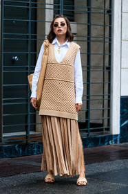 white shirt, sleeveless pullover, beige pullover, beige skirt, beige leather sandals, beige leather slippers, beige leather bag, round shape glasses, metalic frame sunglasses, long pullover, long skirt, split skirt, pullover dress, openwork pullover, pleated skirt, plaited sandals, plaited slippers, high heels sandals, high heels slippers, big bag, shoulder bag, karina nigay, street style, jonathan paciullo, FW, frenchystyle, fashion week, MFW, MILAN, SPRING SUMMER 2021, SS 21, vertical, full length