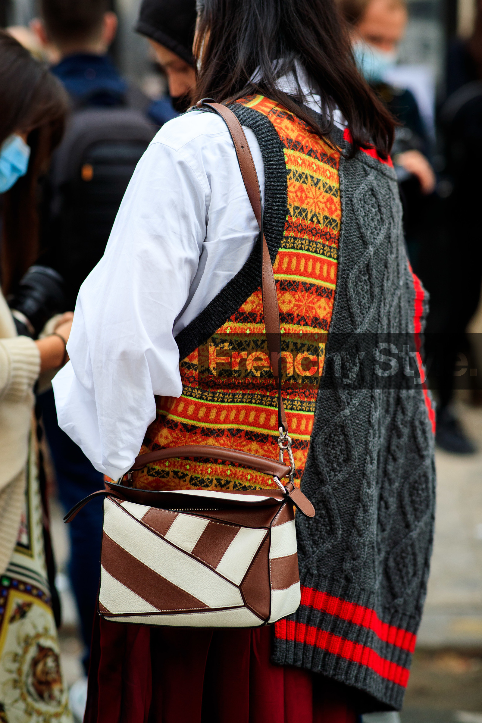 back details, bag detail, shoulder bag, sleeveless pullover, asymetrical pullover, patchwork pullover, jacquard pullover, striped pullover, grey pullover, orange pullover, yellow pullover, red pullover, striped bag, brown leather bag, white leather bag, bicolor bag, loewe bag, fashion week, frenchystyle, FW, jonathan paciullo, street style, PFW, PARIS, SPRING SUMMER 2021, SS 21, vertical, atmosphere details, detail