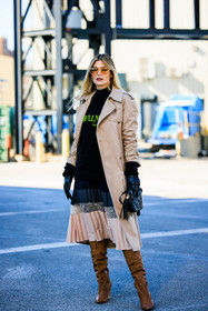 beige trench coat, classic trench, beige trench, black sweat, balmain swear, pleated midi skirt, multicolor midi skirt, brown boots, highknee boots, leather boots, black gloves, leather gloves, guci handbag, black handbag, mini gucci bag, gucci logo bag, 70s sunglasses, street style, jonathan paciullo, FW, frenchystyle, fashion week, NYFW, NEW YORK, AUTUMN WINTER 2022-2023, FALL WINTER 2022_2023, FW 22-23, vertical, full length