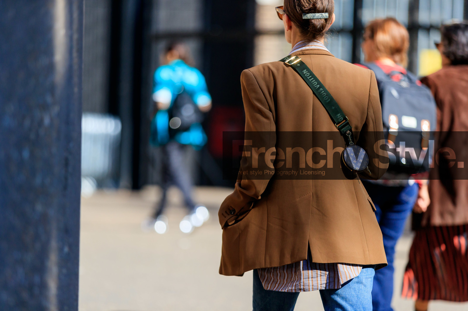 jo ellison, louis vuitton bag, crossbody bag, brown leather bag, logo shoulder strap, striped shirt, beige jacket, denim, jeans, hair details, mini bag, round bag, animal skin shoes, black headband, brown scale sunglasses, cartier watch, chain necklace, chain strap bag, golden bracelet, golden earrings, golden necklace, golden rings, hand bag, hoop earrings, low cowboy boots, multi bracelet, multi necklace, multi rings, reebok sneakers, fashion week, frenchystyle, FW, jonathan paciullo, street style, atmosphere details, horizontal, detail