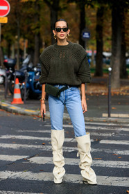 estelle pigault, white leather boots, high boots, laced boots, platform shoes, light blue jeans, kaki pullover, kaki leather bag, kaki leather belt, belt bag, fur bag, fur belt, box bag, rayban sunglasses, hoop earrings, golden earrings, black sunglasses, scale sunglasses, PARIS, PFW, SPRING SUMMER 2020, SS 20, fashion week, frenchystyle, FW, jonathan paciullo, street style, vertical, full length