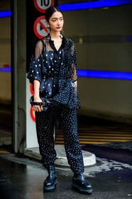 black jumpsuit, polka dots jumpsuits, short sleeves jumpsuit, sheer jumpsuits, asymetrical jumpsuits, ruffle jumpsuits, white jumpsuit, golden jumpsuit, belted jumpsuit, sheer earrings, round shape earrings, dangling earrings, silvered earrings, yellow eyeliner, yellow eyeshadows, black leather clutch, black leather boots, flat boots, chelsea boots, big sole boots, low boots, sacai bag, sacai jumpsuits, fashion week, frenchystyle, FW, jonathan paciullo, street style, PFW, PARIS, vertical, full length