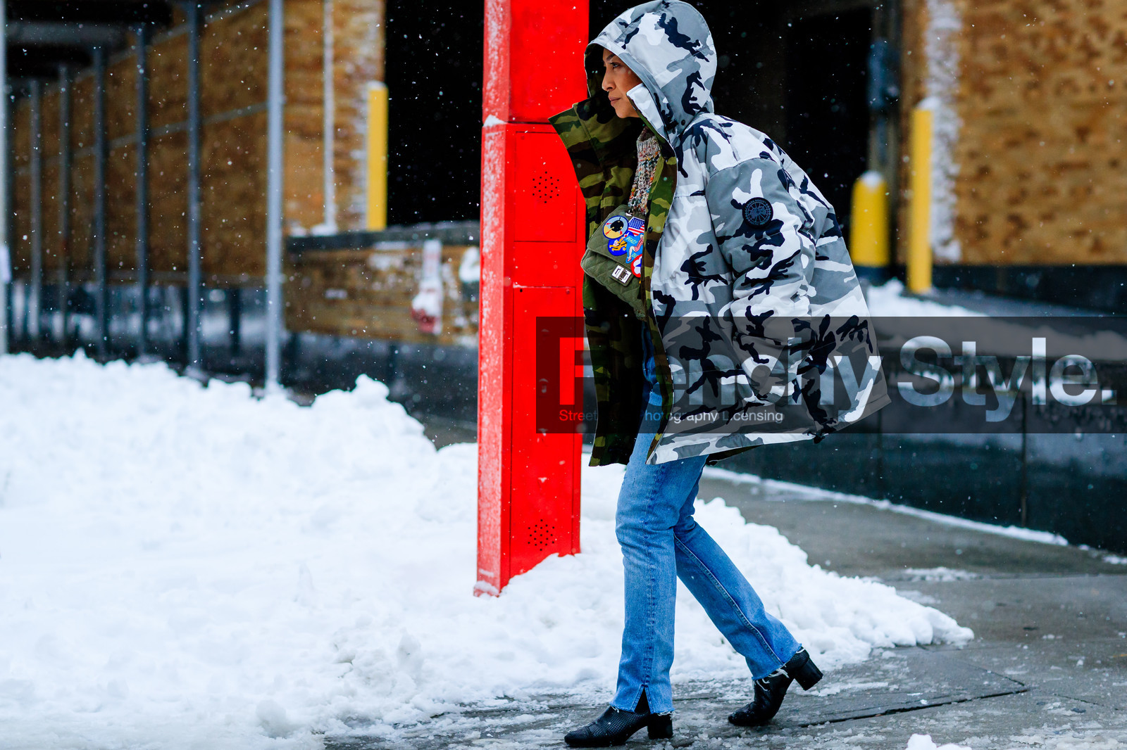 atmosphere details, AUTUMN WINTER 2017-2018, AW 17-18, black boots, blue denim, camo jacket, camouflage, chanel handbag, denim pants, down jacket, embroidered bag, FALL WINTER 2017-2018, fashion week, frenchystyle, full length, FW, FW 17-18, green bag, grey jacket, horizontal, jeans, jonathan paciullo, leather boots, military jacket, NEW YORK, NYFW, oversize, printed jacket, street style, trousers, vêtements