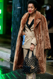 tamu mcpherson, fur coat, camel coat, black leather bag, fishnet bag, shopping bag, stella mccartney bag, beige jacket, beige pants, blue jacket, red lipstick, low necked jacket, fashion week, frenchystyle, FW, jonathan paciullo, street style, PFW, PARIS, vertical, atmosphere details, detail