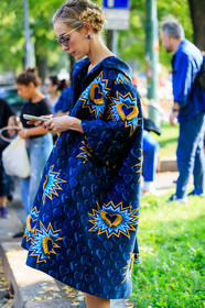 blue dress, braids, graphic dress, micol sabbadini, oversize, printed dress, shirt dress, sunglasses, street style, jonathan paciullo, FW, frenchystyle, fashion week, MFW, MILAN, SPRING SUMMER 2019, SS 19, vertical, atmosphere details, detail