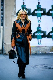 big sunglasses, printed coat, dual toned coat, black leather coat, black boots, black handbag, kelly hermes bag, tina leung, fashion week, frenchystyle, FW, jonathan paciullo, street style, AUTUMN WINTER 2022-2023, FALL WINTER 2022_2023, FW 22-23, PFW, PARIS, vertical, full length