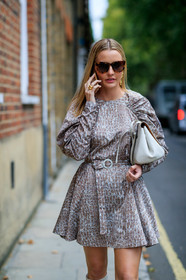 animal print dress, balloon sleeves, brown scale sunglasses, long sleeves dress, mini dress, pleated dress, white leather bag, belted dress, dangling earrings, golden earrings, fashion week, frenchystyle, FW, jonathan paciullo, street style, vertical, detail, atmosphere details