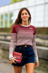 gala gonzalez, valentino look, valentino bag, valentino pullover, valentino shorts, red pullover, burgundy pullover, white pullover, striped pullover, high waist shorts, denim, denim shorts, navy blue shorts, red leather bag, studs details bag, strassed bag, PARIS, PFW, SPRING SUMMER 2020, SS 20, fashion week, frenchystyle, FW, jonathan paciullo, street style, vertical, atmosphere details, detail