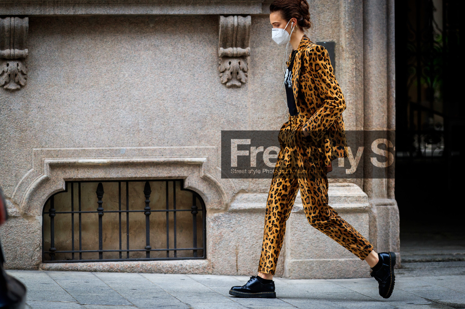 leopard printed jacket, leopard printed look, leopard printed pants, fur jacket, fur pants, fur suits, black t-shirt, leopard printed suits, letter printed t-shirt, camel leather bag, bucket bag, loewe bag, shoulder bag, golden necklace, doc marteens shoes, black leather derbies, laced shoes, covid face mask, lulu tenney, street style, jonathan paciullo, FW, frenchystyle, fashion week, MFW, MILAN, SPRING SUMMER 2021, SS 21, horizontal, atmosphere details, detail, model