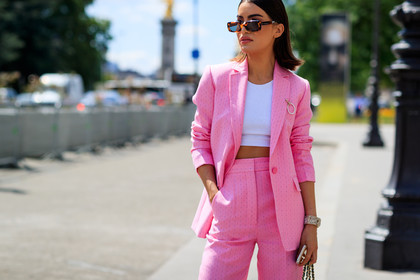 blazer, crop top, pink jacket, pink pants, pink suit, sunglasses, trousers, white top, fashion week, frenchystyle, FW, jonathan paciullo, street style, PFW, PARIS, horizontal, atmosphere details, detail, AUTUMN WINTER 2018-2019, FALL WINTER 2018-2019, FW 18-19, camila coelho
