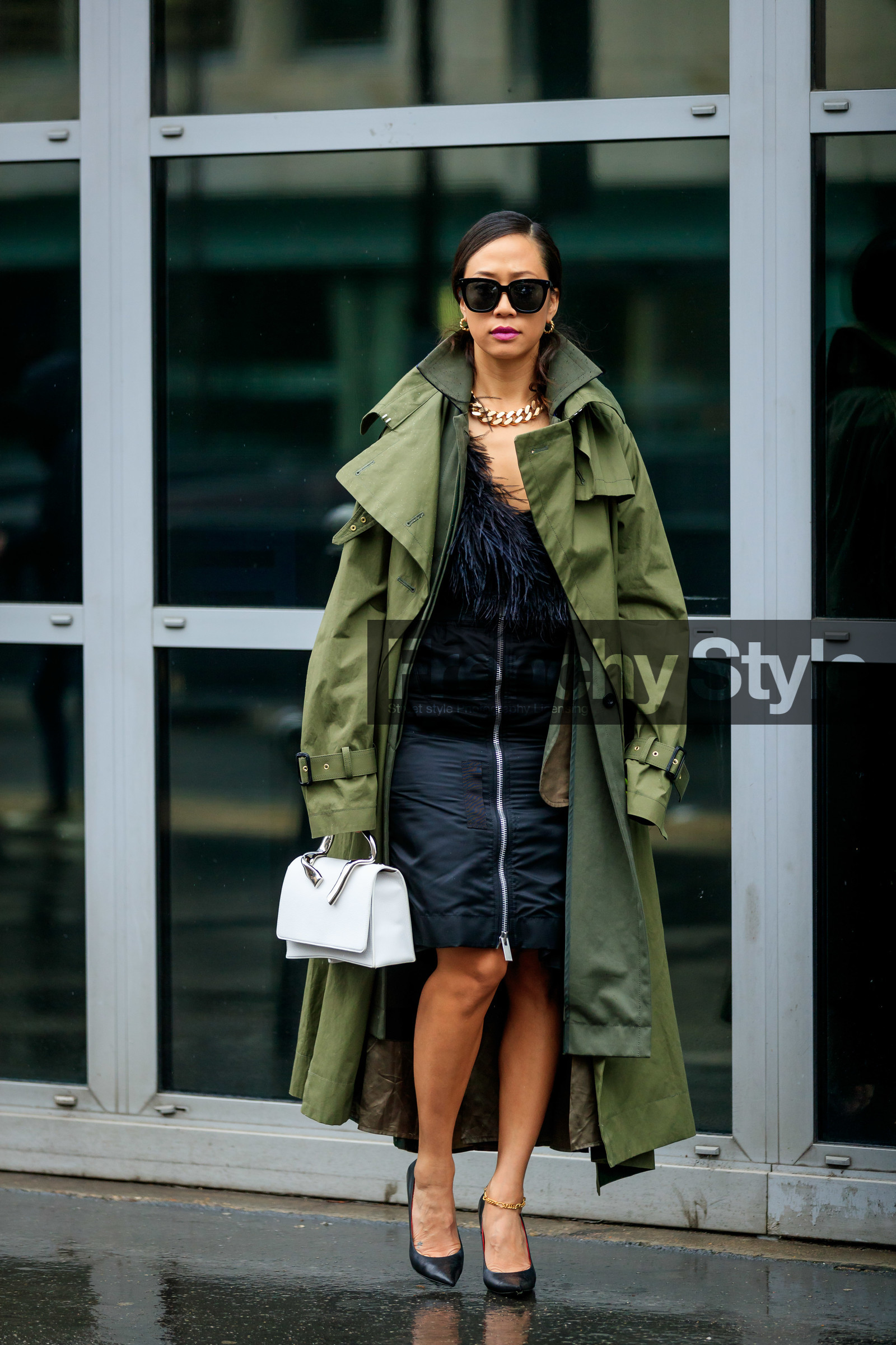 kaki trench coat, layered trenchcoat, black dress, zipped dress, feather dress, feather details, mid long dress, pump, black leather shoes, black sunglasses, white leather bag, golden necklace, big chain necklace, sacai trench coat, fashion week, frenchystyle, FW, jonathan paciullo, street style, PFW, PARIS, vertical, full length