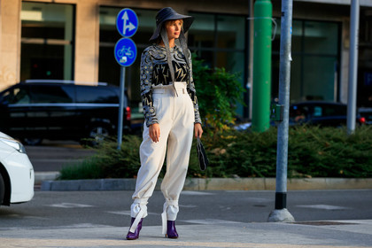 xnenia adonts, black hat, jacquard pullover, tight pullover, grey pullover, white pants, carrot pants, high waist pants, paper bag pants, stella mccartney bag, chain strap bag, hand bag, purple boots, high heels boots, fashion week, frenchystyle, FW, jonathan paciullo, street style, MFW, MILAN, SPRING SUMMER 2020, SS 20