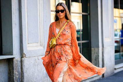 alice & j.s, floral, flowers, graphic dress, leather bag, orange dress, printed dress, sunglasses, white sneakers, yellow bag, street style, jonathan paciullo, FW, frenchystyle, fashion week, MFW, MILAN, SPRING SUMMER 2019, SS 19, atmosphere details, horizontal, detail
