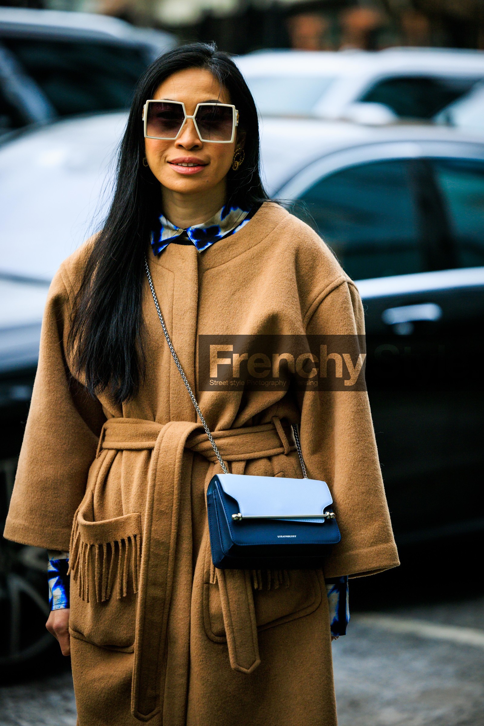 70s glasses, 70 sunglasses, 70S look, flared pants, flares coat, camel trench, classic trench, crossbody bag, white sunglasses, leather crossbody bag, big creole, golden earring, black crossbody, multicolor shirt, Miki Cheung, street style, jonathan paciullo, FW, frenchystyle, fashion week, NYFW, NEW YORK, AUTUMN WINTER 2022-2023, FALL WINTER 2022_2023, FW 22-23, vertical, atmosphere details