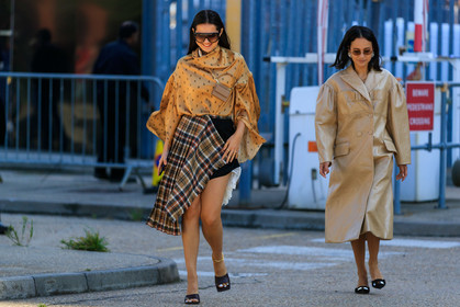 doina ciobanu, anna rosa vitiello, beige trench coat, ruffle coat, beige polish coat, aviator sunglasses, brown scale sunglasses, high collar blouse, satin blouse, monogrammed blouse, oversize sleeves, crossbody bag, light brown bag, brown leather bag, mini bag, square shape bag, asymmetrical skirt, checked skirt, plaid skirt, beige skirt, black shorts, high waist shorts, embroidered shorts, velvet shorts, dark brown sandals, brown leather sandals, ankle bracelet, golden bracelet, chain bracelet, carrera sunglasses, multi rings, golden rings, fashion week, frenchystyle, FW, jonathan paciullo, street style, atmosphere details, horizontal, full length