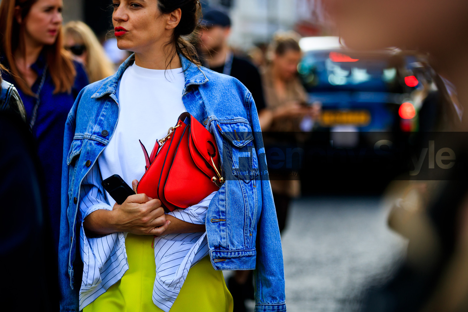alix morabito, blue denim, denim jacket, jw anderson, leather bag, over the shoulder, red bag, white sweater, fashion week, frenchystyle, FW, jonathan paciullo, street style, LFW, LONDON, SPRING SUMMER 2019, SS 19, atmosphere details, horizontal, detail