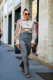 evangelie smyrniotaki, aviator sunglasses, metalic frame sunglasses, square shape glasses, light pink blouse, strassed blouse, feather details blouse, long sleeves blouse, silk blouse, satin blouse, pink feathers, high waist pants, grey pants, flare pants, checked pants, black leather sandals, lurex pants, fashion week, frenchystyle, FW, jonathan paciullo, street style, MFW, MILAN, SPRING SUMMER 2020, SS 20