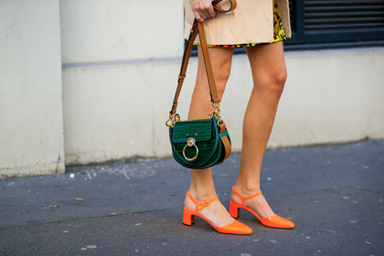 beige jacket, chloé, estelle pigault, green bag, leather bag, leather shoes, orange shoes, fashion week, frenchystyle, FW, jonathan paciullo, street style, PFW, PARIS, AUTUMN WINTER 2019-2020, AW 19-20, FALL WINTER 2019-2020, FW 19-20, horizontal, atmosphere details, detail