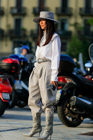 yoyo cao, light grey total look, light grey belt, light grey pants, light grey boots, carrot pants, white shirt, light grey hat, studs details shirt, animal skin belt, high boots, alberta ferretti belt, fashion week, frenchystyle, FW, jonathan paciullo, street style, MFW, MILAN, SPRING SUMMER 2020, SS 20
