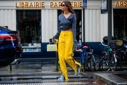 yellow pants, knot details, knoted pants, leather pants, off white pants, off white shoes, off white sneakers, off white pullover, knit top, grey pullover, cropped pullover, long sleeves top, grey shoes, grey sneakers, sportswear, sportswear look, off white total look, yellow leather pants, alizee gamberini, fashion week, frenchystyle, FW, jonathan paciullo, street style, PFW, PARIS, AUTUMN WINTER 2021-2022, FALL WINTER 2021-2022, FW 21-22, atmosphere details, horizontal, full length
