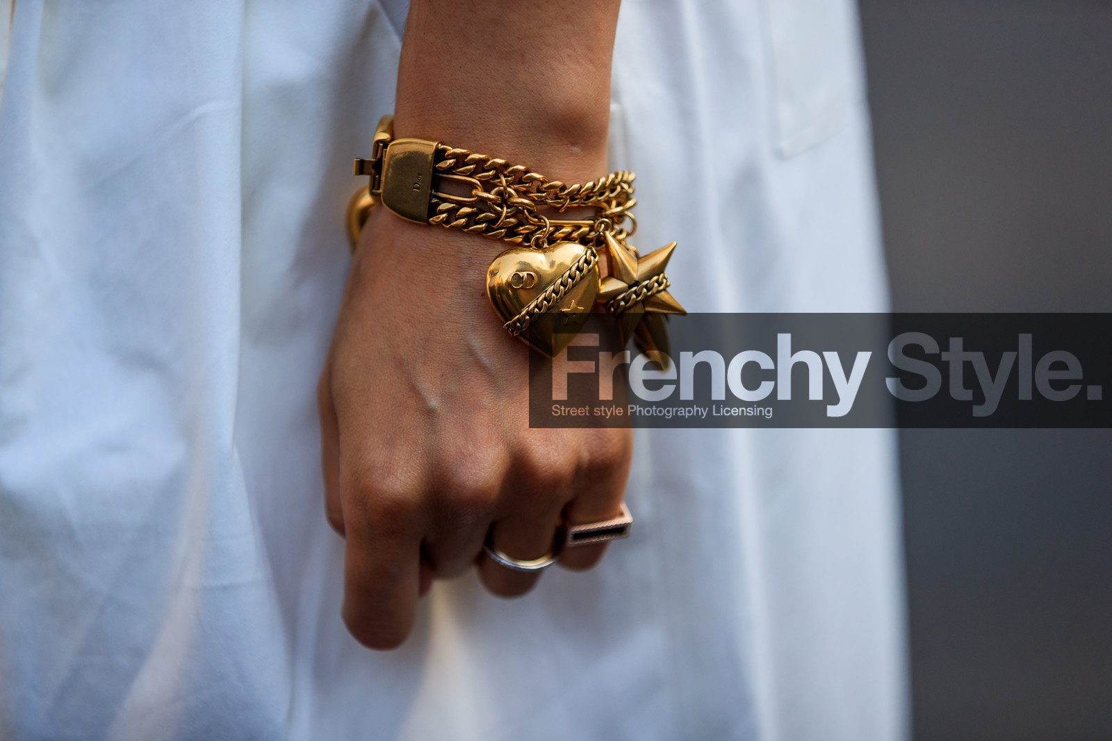 bracelet, golden jewelry, rings, trousers, white pants, fashion week, frenchystyle, FW, jonathan paciullo, street style, PFW, PARIS, atmosphere details, horizontal, detail, AUTUMN WINTER 2018-2019, FALL WINTER 2018-2019, FW 18-19