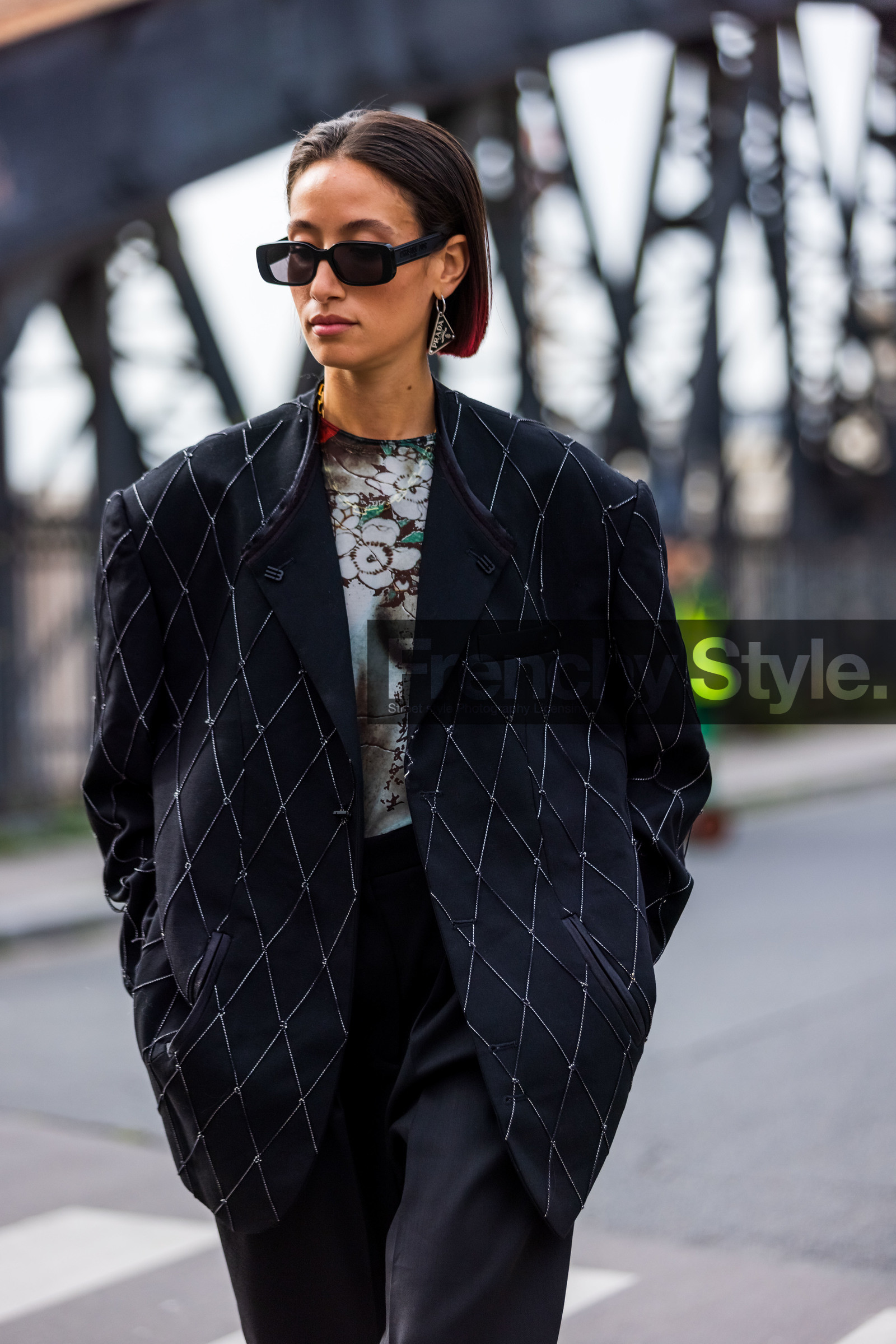bag, black sunglasses, crossbody bag, dress, earrings, fluffly bag, gold bracelet, gold earrings, Julie Sergent Ferreri, khaki dress, longchamp bag, ring, strap, sunglasses, watch, fashion week, frenchystyle, FW, jonathan paciullo, street style, PFW, PARIS, SPRING SUMMER 2022, SS 22, vertical, atmosphere details