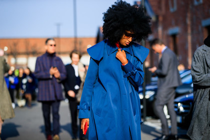 blue jacket, sunglasses, trench coat, afro hair, fashion week, frenchystyle, FW, jonathan paciullo, street style, MFW, MILAN, AUTUMN WINTER 2018-2019, FALL WINTER 2018-2019, FW 18-19, horizontal, atmosphere details, julia sarr jamois, julia sarr-jamois