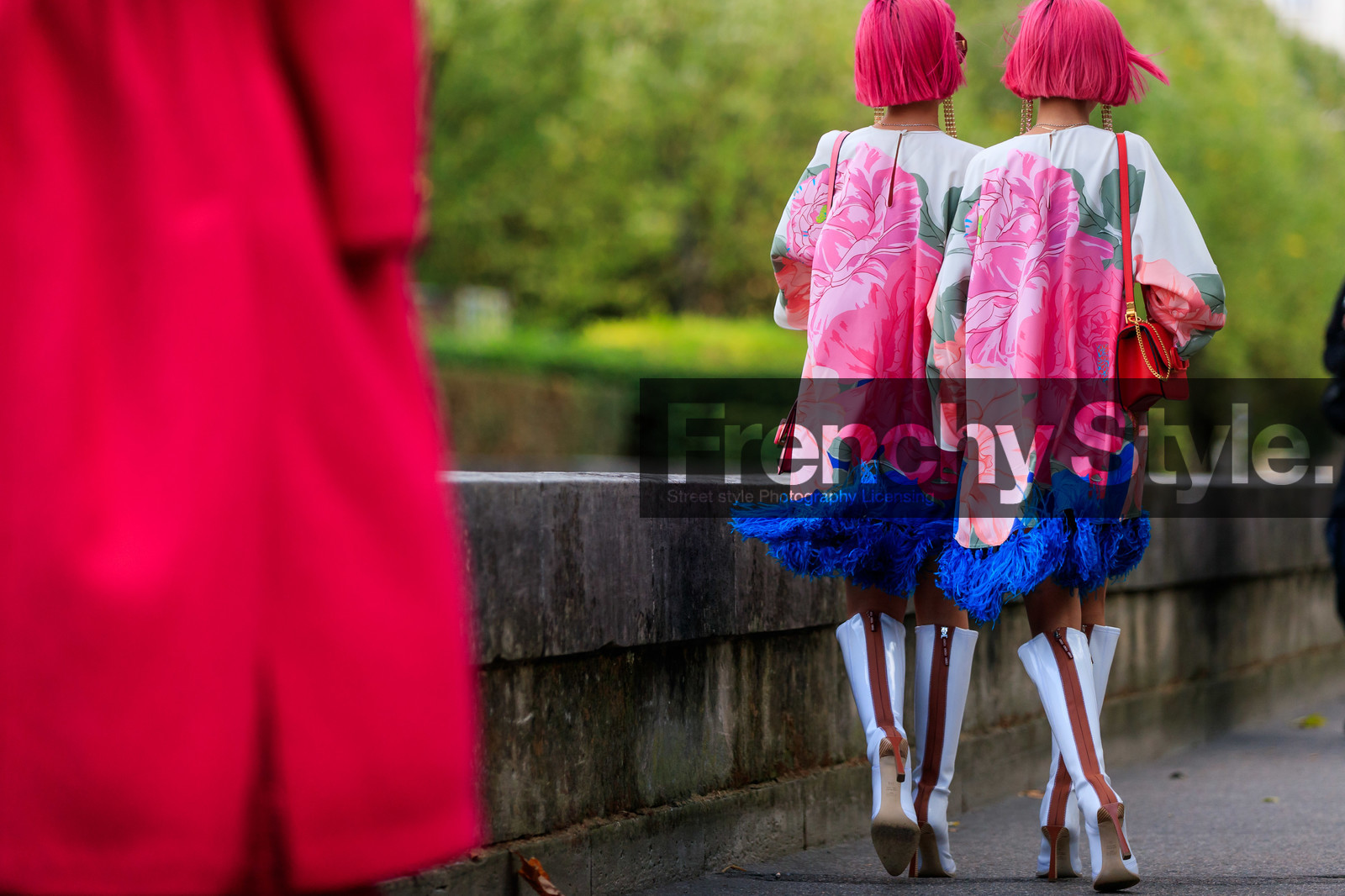 Ami and Aya Suzuki, back details, valentino bag, valentino dress, pink hair, pink dress, pink leather bag, light green dress, blue dress, feather details, feather dress, long sleeves dress, mini dress, floral printed dress, white leather boots, high boots, high heels boots, fendi boots, polish boots, PARIS, PFW, SPRING SUMMER 2020, SS 20, fashion week, frenchystyle, FW, jonathan paciullo, street style, horizontal, atmosphere details, full length