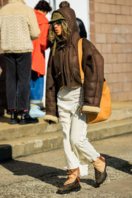leather jacket, brown jacket, puffy, jacket, white trousers, white flared pants, yellow tote bag, leather tote bag, green cap, white sunglasses, fashion week, frenchystyle, FW, jonathan paciullo, street style, NYFW, NEW YORK, AUTUMN WINTER 2022-2023, FALL WINTER 2022_2023, FW 22-23, vertical, atmosphere details