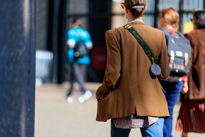 jo ellison, louis vuitton bag, crossbody bag, brown leather bag, logo shoulder strap, striped shirt, beige jacket, denim, jeans, hair details, mini bag, round bag, animal skin shoes, black headband, brown scale sunglasses, cartier watch, chain necklace, chain strap bag, golden bracelet, golden earrings, golden necklace, golden rings, hand bag, hoop earrings, low cowboy boots, multi bracelet, multi necklace, multi rings, reebok sneakers, fashion week, frenchystyle, FW, jonathan paciullo, street style, atmosphere details, horizontal, detail