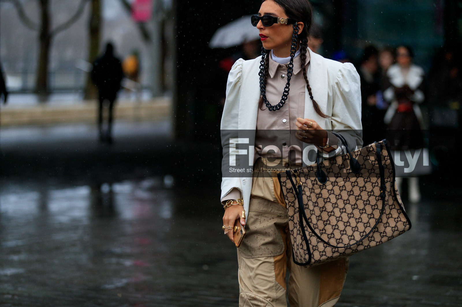 white jacket, balloon sleeves, beige leather shirt, beige bag, monogrammed bag, gucci bag, shopping bag, beige pants, patchwork pants, chain strap sunglasses, versace sunglasses, golden rings, diamond ring, multi rings, fashion week, frenchystyle, FW, jonathan paciullo, street style, LFW, LONDON, AUTUMN WINTER 2020-2021, FALL WINTER 2020-2021, FW 20-21, horizontal, atmosphere details, detail