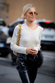 white pullover, white leather bag, golden chain strap bag, shoulder bag, big chain strap bag, bottega veneta bag, polish pants, black pants, black polish pants, philosophy pants, golden ring, caro daur, street style, jonathan paciullo, FW, frenchystyle, fashion week, MFW, MILAN, SPRING SUMMER 2021, SS 21, vertical, detail