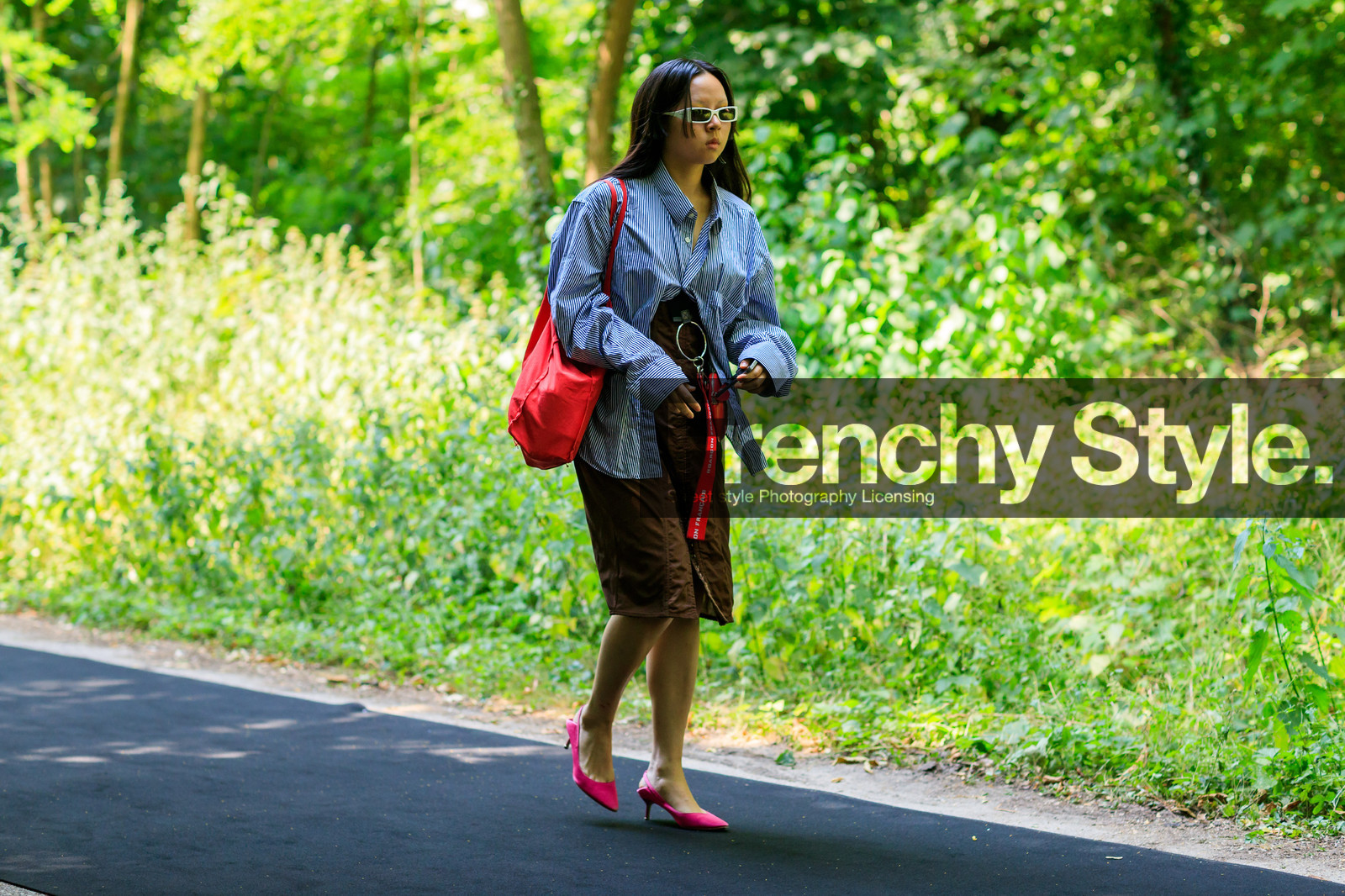 atmosphere details, balenciaga, blue shirt, brown skirt, fashion week, frenchystyle, full length, FW, graphic shirt, high heels, high waist, horizontal, jonathan paciullo, leather bag, leather shoes, MENSWEAR, PARIS, PFW, pink shoes, printed shirt, red bag, SPRING SUMMER 2018, SS 18, street style, striped shirt, sunglasses, tucked in, vêtements