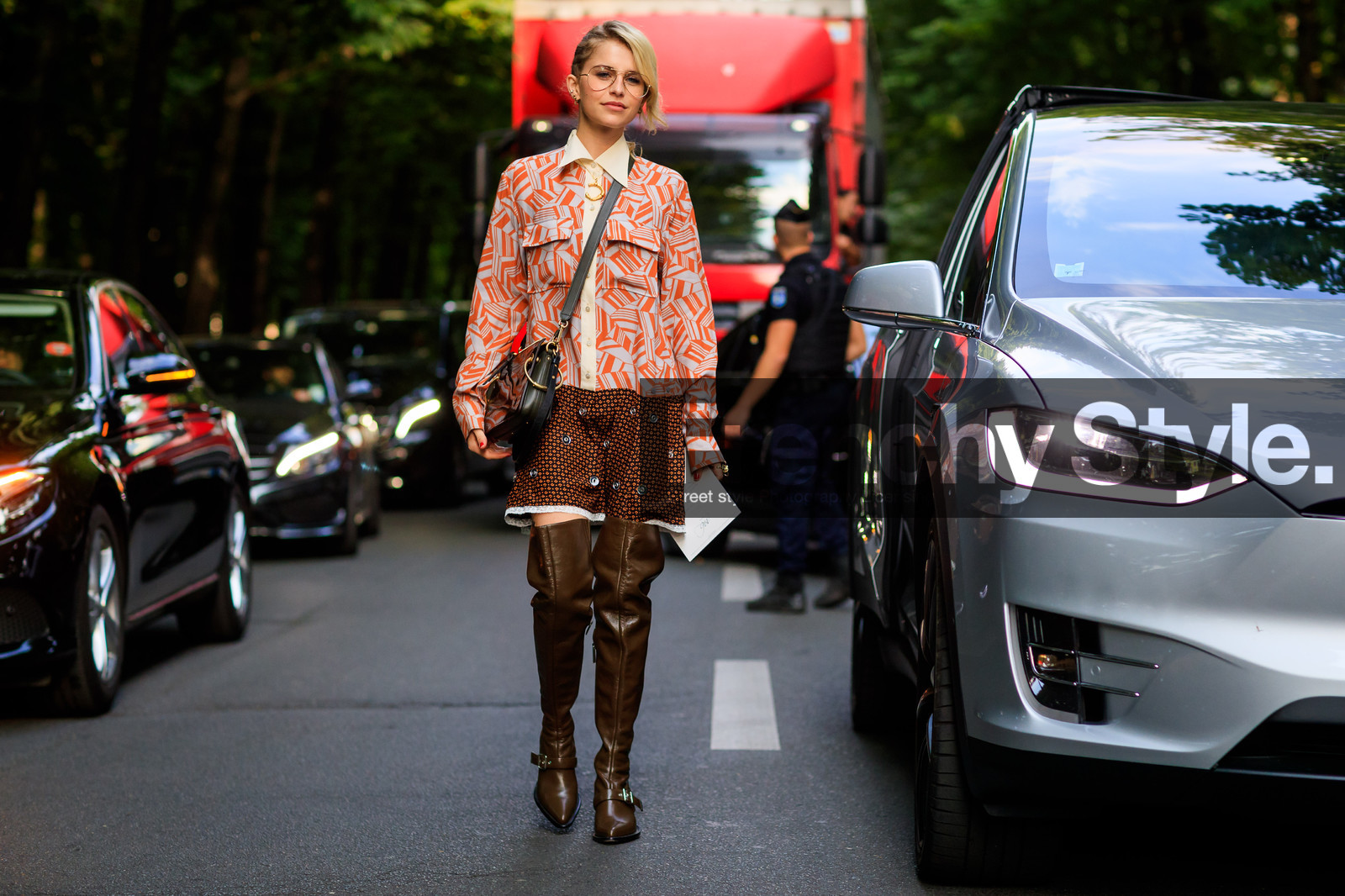 braids, brown boot, chloé, graphic dress, green bag, high boots, leather bag, leather shoes, orange dress, printed dress, fashion week, frenchystyle, FW, jonathan paciullo, street style, PFW, PARIS, horizontal, atmosphere details, full length, AUTUMN WINTER 2018-2019, FALL WINTER 2018-2019, FW 18-19, caro daur