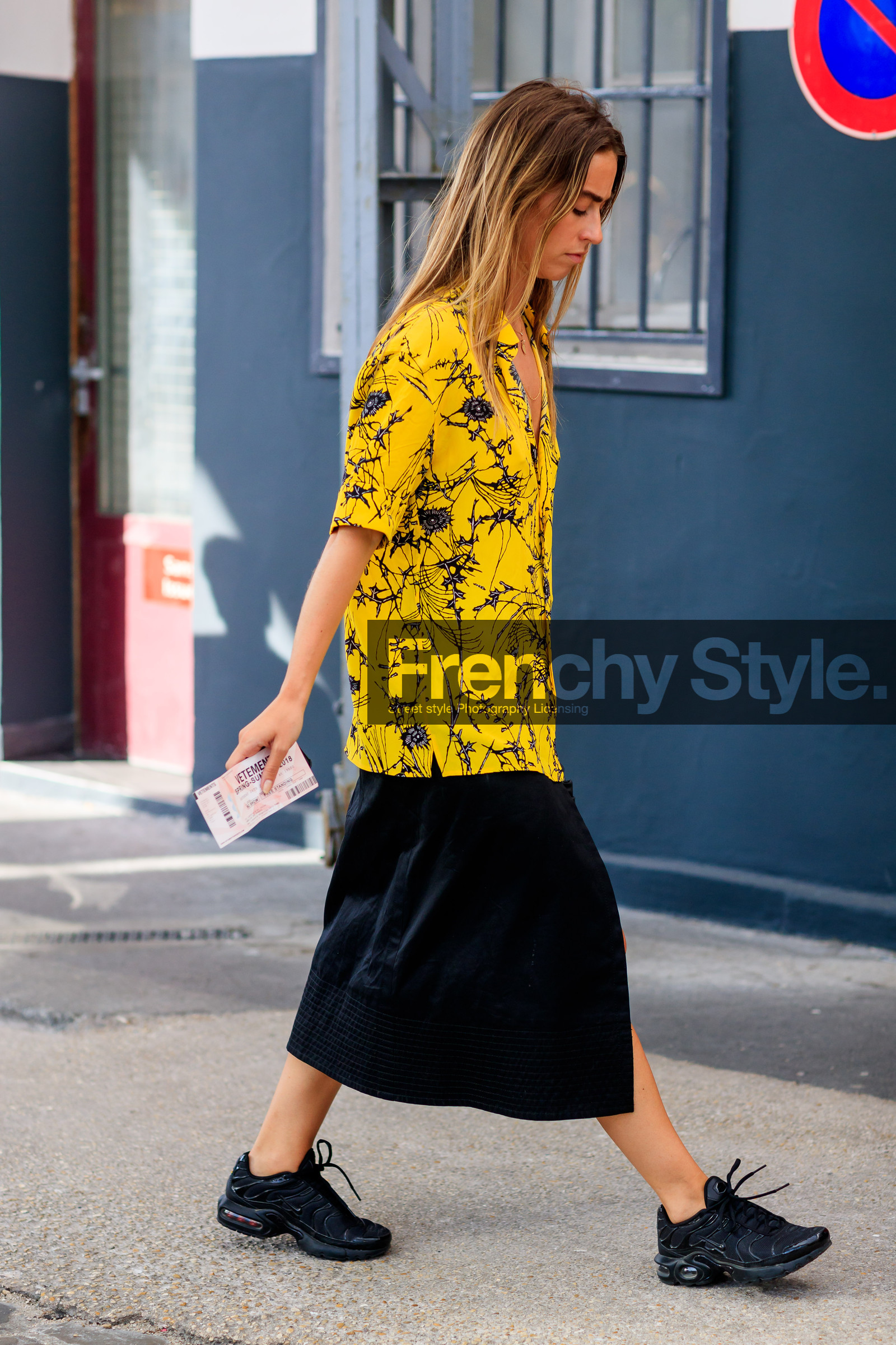 black skirt, black sneakers, fashion week, frenchystyle, full length, FW, haider ackermann, jonathan paciullo, leather shoes, MENSWEAR, PARIS, PFW, printed shirt, SPRING SUMMER 2018, SS 18, street style, vertical, yellow shirt