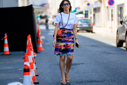 graphic skirt, high heels, leather bag, leather shoes, multicolor shoes, multicolor skirt, orange bag, printed skirt, purple, red, sunglasses, turquoise, white t shirt, yellow, fashion week, frenchystyle, FW, jonathan paciullo, street style, PFW, PARIS, atmosphere details, horizontal, full length, AUTUMN WINTER 2018-2019, FALL WINTER 2018-2019, FW 18-19, deborah reyner sebag
