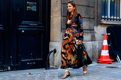 animal print, black dress, glitter, gold bag, graphic dress, high heels, leather bag, leather shoes, printed dress, sequined dress, shiny dress, valentino, PFW, fashion week, frenchystyle, FW, jonathan paciullo, street style, PARIS, horizontal, atmosphere details, full length, AUTUMN WINTER 2018-2019, FALL WINTER 2018-2019, FW 18-19, laure heriard dubreuil