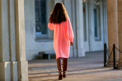 brown boots, high boots, high heels, leather shoes, pink dress, zip, fashion week, frenchystyle, FW, jonathan paciullo, street style, MFW, MILAN, AUTUMN WINTER 2018-2019, FALL WINTER 2018-2019, FW 18-19, horizontal, atmosphere details, full length, erika boldrin