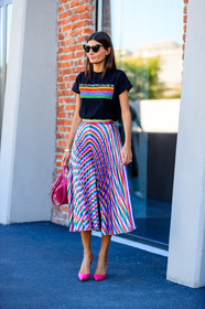black t shirt, fashion week, frenchystyle, full length, FW, giovanna battaglia, graphic skirt, high heels, jonathan paciullo, leather bag, leather shoes, MFW, MILAN, multicolor skirt, pink bag, pink shoes, pleated skirt, printed skirt, rainbow, SPRING SUMMER 2018, SS 18, street style, sunglasses, vertical