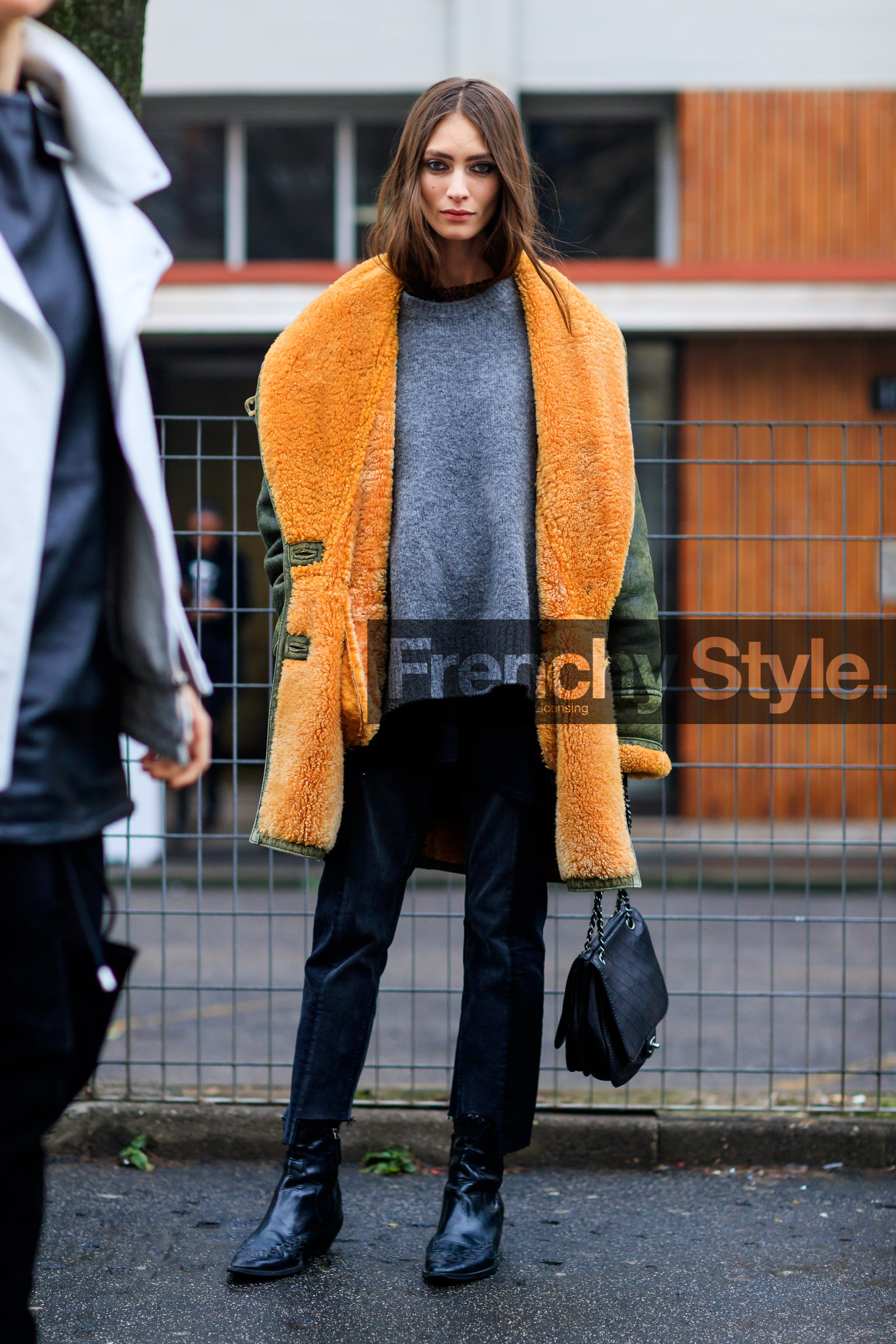 AUTUMN WINTER 2017-2018, AW 17-18, black bag, black denim, black shoes, denim pants, eyeliner, eyeshadow, FALL WINTER 2017-2018, fashion week, frenchystyle, full length, FW, FW 17-18, green jacket, grey sweater, jeans, jonathan paciullo, leather bag, leather jacket, leather shoes, marine deleeuw, MFW, MILAN, model, orange fur, shearling, street style, trousers, vertical