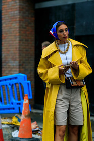 animal print sandals, beige bermuda shorts, big buckle bag, big chain necklace, brown leather bag, burberry bag, beige leather bag, checked bag, crossbody bag, flowers earrings, golden necklace, high heels sandals, high heels slippers, oversize trench coat, plastic earrings, white top, yellow trench coat, fashion week, frenchystyle, FW, jonathan paciullo, street style, vertical, detail, atmosphere details