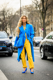 blue heels, blue stilettos, printed top, yellow top, blue coat, hermes bag, leather bag, curly hair, blond, longhair, yellow pants, denim, emili sindlev, street style, jonathan paciullo, FW, frenchystyle, fashion week, AUTUMN WINTER 2022-2023, FALL WINTER 2022_2023, FW 22-23, PFW, PARIS, full length, vertical, crossbody bag