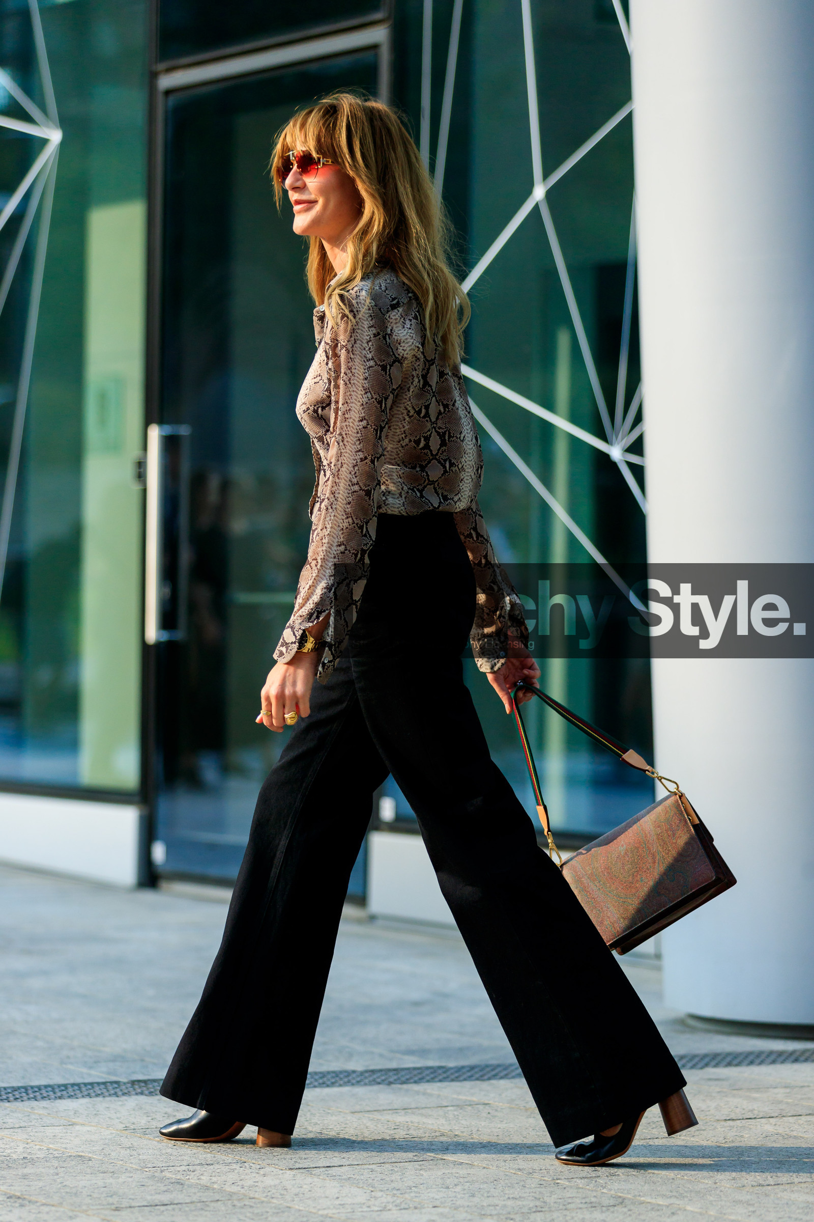 animal print, beige shirt, black pants, black shoes, ece sukan, graphic shirt, high heels, leather bag, leather shoes, printed shirt, snake print, sunglasses, trousers, fashion week, frenchystyle, FW, jonathan paciullo, street style, MFW, MILAN, SPRING SUMMER 2019, SS 19, vertical, full length