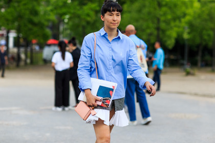 atmosphere details, blue shirt, detail, fashion week, frenchystyle, FW, horizontal, jonathan paciullo, jw anderson, leather bag, MENSWEAR, mini bag, PARIS, PFW, pink bag, SPRING SUMMER 2017, SS 17, street style