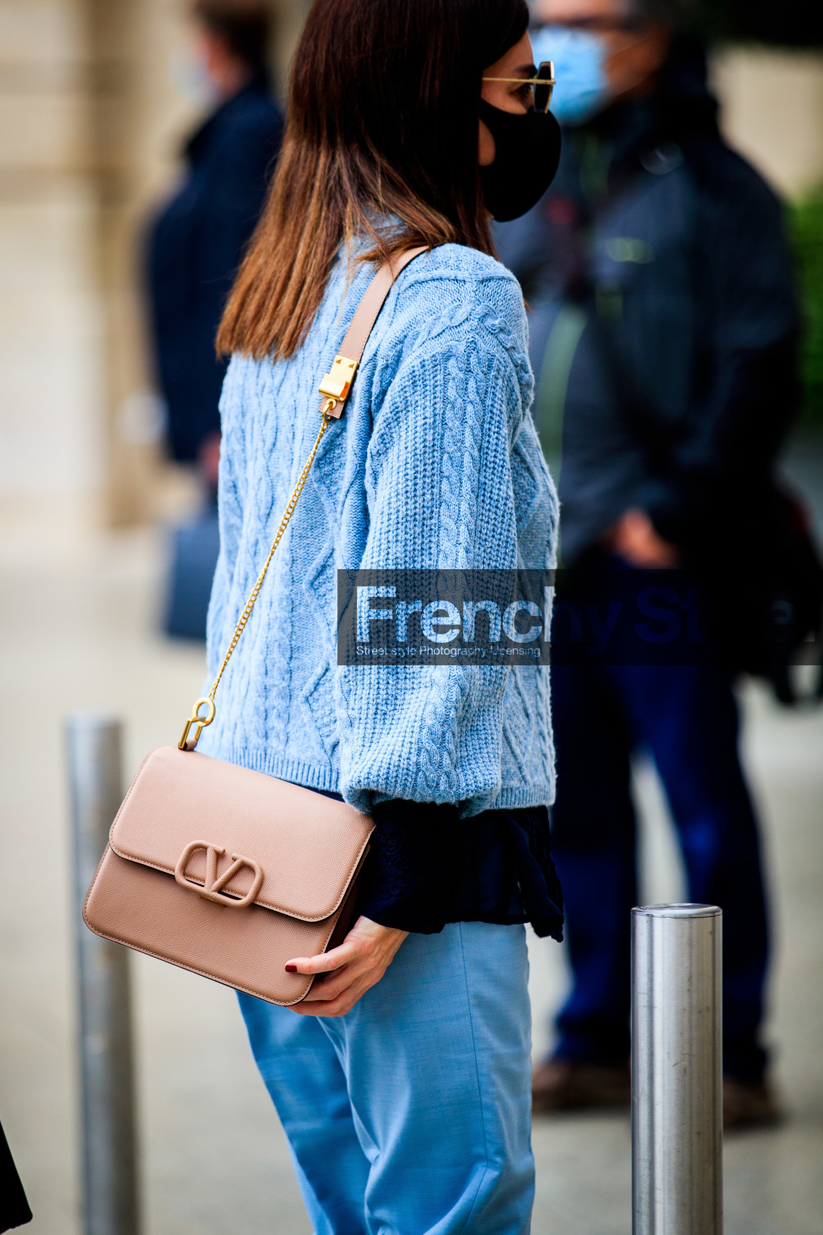 light blue pullover, nude leather bag, shoulder bag, golden chain strap bag, valentino bag, bag detail, beige leather bag, covid face mask, fashion week, frenchystyle, FW, jonathan paciullo, street style, PFW, PARIS, SPRING SUMMER 2021, SS 21, vertical, atmosphere details, detail