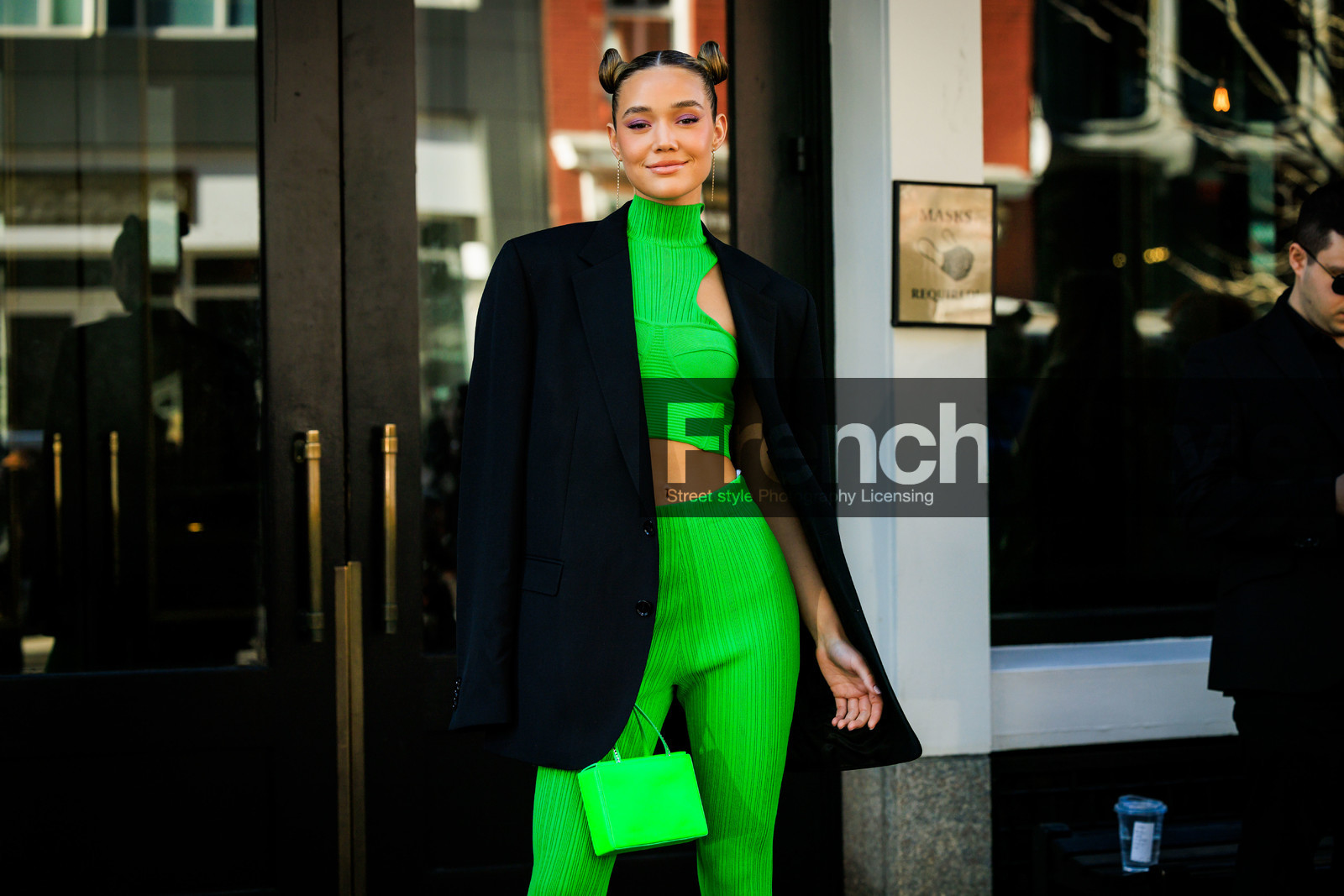 knitted fluo green cropped top, black blazer, green fluo mini bag, green fluo trousers, high bows, Olivia Ponton, cropped top, fashion week, frenchystyle, FW, jonathan paciullo, street style, NYFW, NEW YORK, AUTUMN WINTER 2022-2023, FALL WINTER 2022_2023, FW 22-23, atmosphere details, horizontal