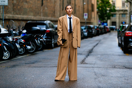 beige jacket, beige pants, beige suits, camel pants, camel suits, camel jacket, oversize jacket, oversize pants, oversize suits, boyish look, white shirt, black tie, black leather clutch, high waist pants, pleated pants, bottega veneta bag, loose pants, loose jacket, karina nigay, street style, jonathan paciullo, FW, frenchystyle, fashion week, MFW, MILAN, SPRING SUMMER 2021, SS 21, horizontal, atmosphere details, full length