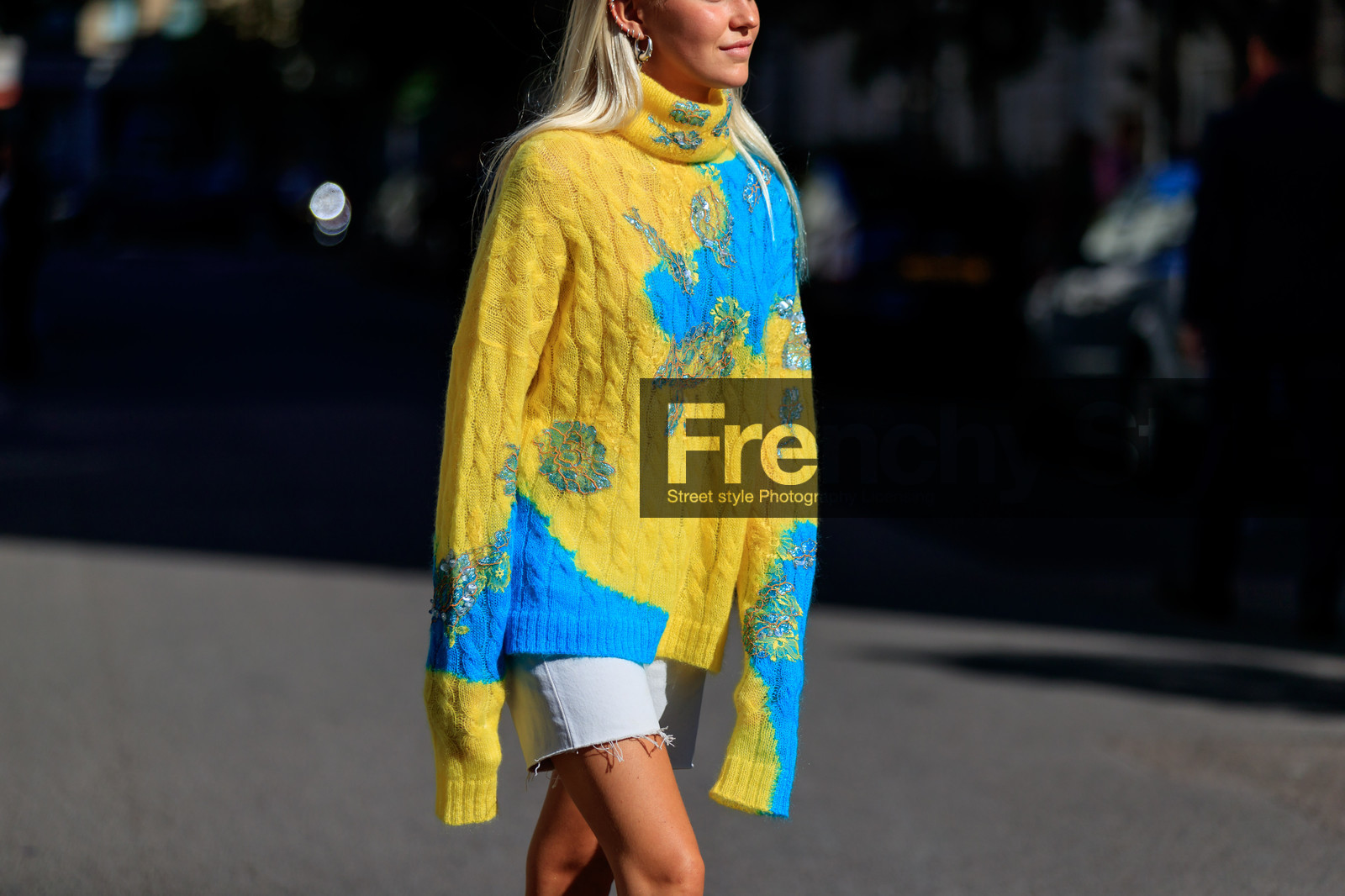 blue, denim shorts, graphic sweater, printed sweater, turquoise, turtleneck sweater, white denim, yellow sweater, fashion week, frenchystyle, FW, jonathan paciullo, street style, LFW, LONDON, SPRING SUMMER 2019, SS 19, atmosphere details, horizontal, detail