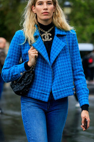 veronika heilbrunner, chanel bag, chanel jacket, chanel necklace, tweed jacket, blue jacket, blue jeans, black leather bag, quilted bag, pearls bag, big necklace, logo necklace, golden necklace, pearl necklace, shoulder bag, PARIS, PFW, SPRING SUMMER 2020, SS 20, fashion week, frenchystyle, FW, jonathan paciullo, street style, vertical, atmosphere details, detail